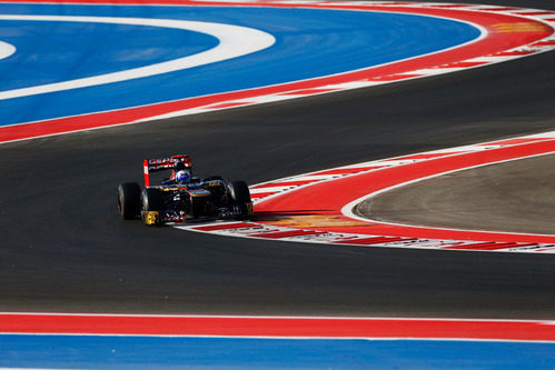 Daniel Ricciardo pasa las curvas entrelazadas de Austin