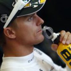 Heikki Kovalainen se hidrata tras la sesión clasificatoria de Austin