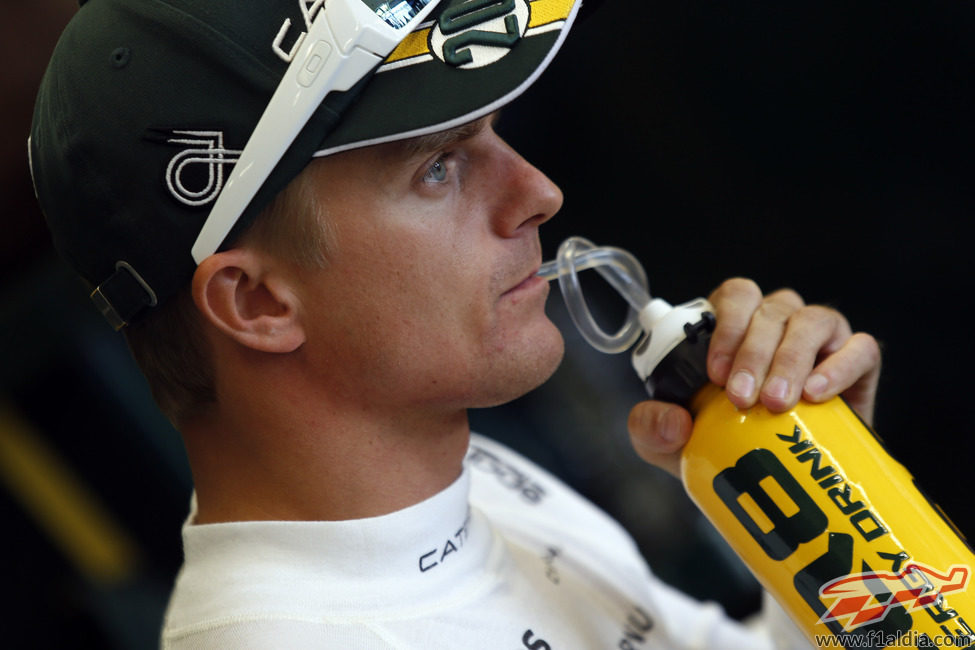 Heikki Kovalainen se hidrata tras la sesión clasificatoria de Austin