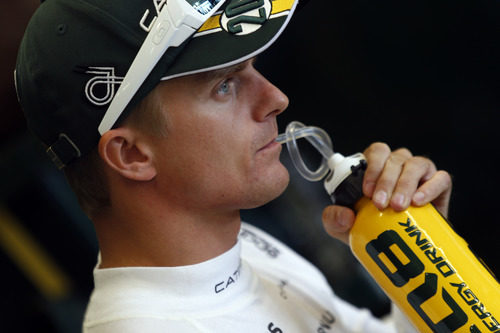 Heikki Kovalainen se hidrata tras la sesión clasificatoria de Austin