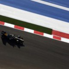 Heikki Kovalainen en una recta del COTA