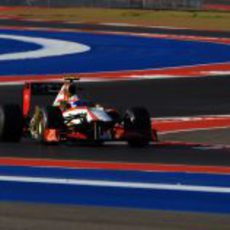 Narain Karthikeyan rueda con el compuesto duro en Austin