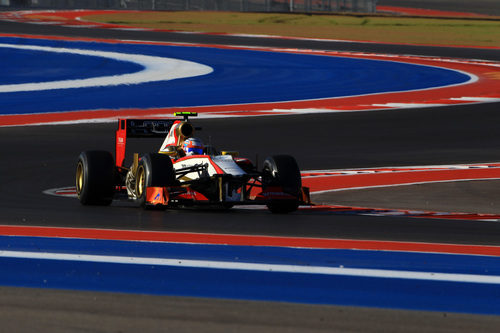 Narain Karthikeyan rueda con el compuesto duro en Austin