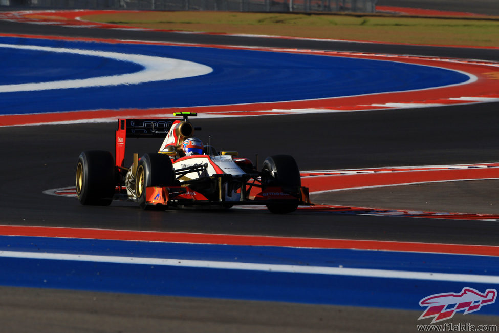 Narain Karthikeyan rueda con el compuesto duro en Austin