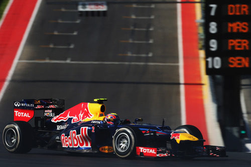 Mark Webber rueda con el compuesto medio en Austin