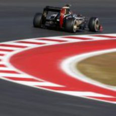 Romain Grosjean coge una curva en el COTA