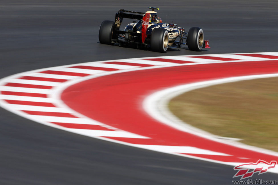 Romain Grosjean coge una curva en el COTA