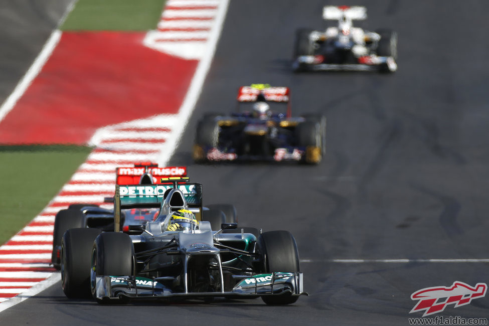 Nico Rosberg rueda por delante de Button en Austin