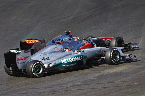 Michael Schumacher lucha cara a cara con Jenson Button en Austin
