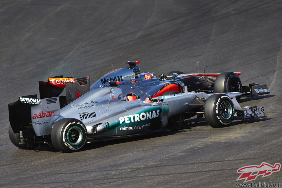 Michael Schumacher lucha cara a cara con Jenson Button en Austin