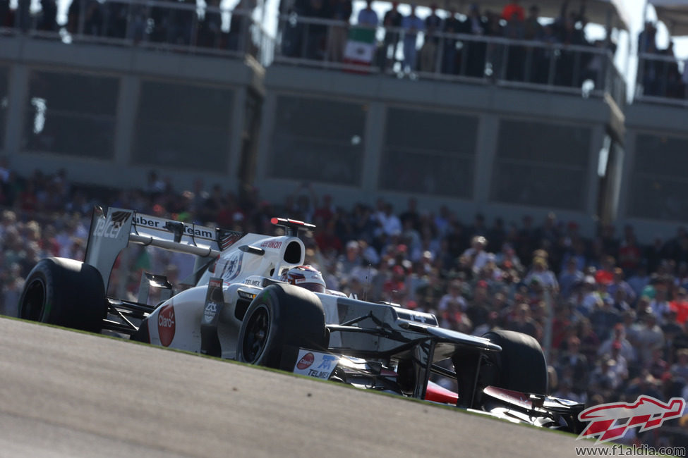 Kamui Kobayashi completa otra vuelta en el COTA