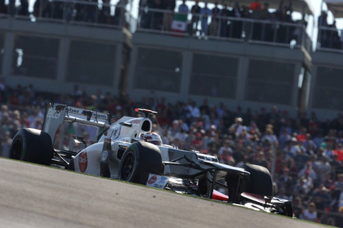 Kamui Kobayashi completa otra vuelta en el COTA