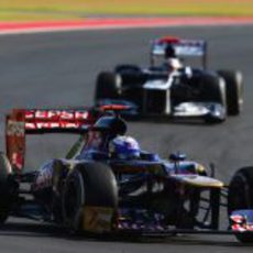 Daniel Ricciardo rueda por delante de Pastor Maldonado en Austin
