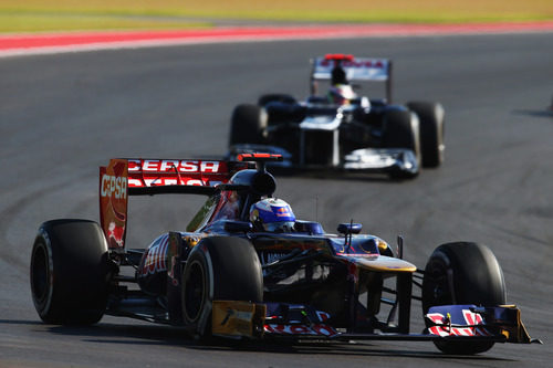 Daniel Ricciardo rueda por delante de Pastor Maldonado en Austin