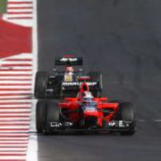 Timo Glock rueda por delante de Heikki Kovalainen en Austin
