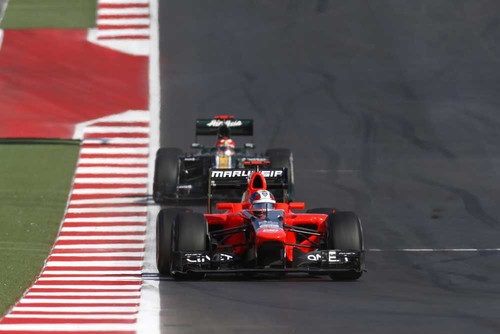 Timo Glock rueda por delante de Heikki Kovalainen en Austin