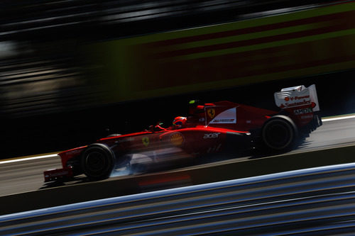 Felipe Massa con el Ferrari en los libres de Brasil