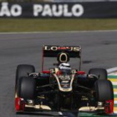 El Lotus E20 de Kimi Räikkönen rueda en Interlagos