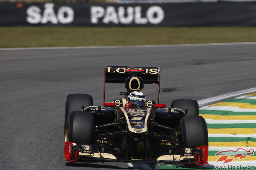 El Lotus E20 de Kimi Räikkönen rueda en Interlagos