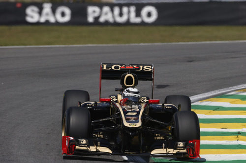 El Lotus E20 de Kimi Räikkönen rueda en Interlagos