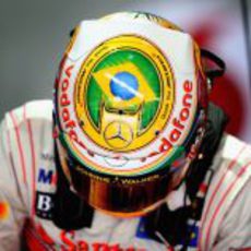 Hamilton con su casco especial para Interlagos