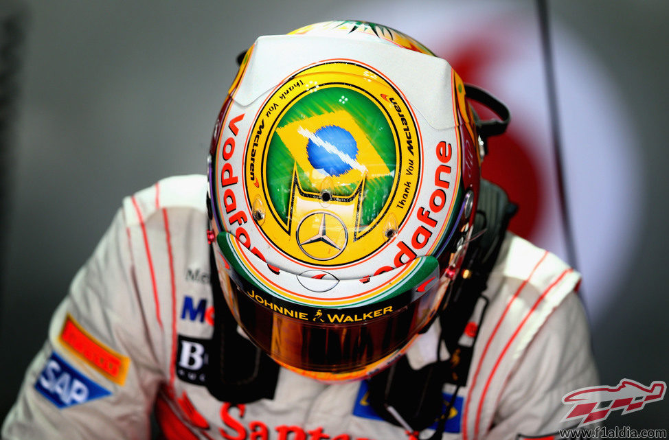 Hamilton con su casco especial para Interlagos