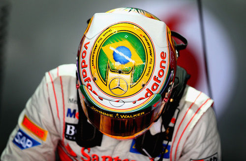 Hamilton con su casco especial para Interlagos