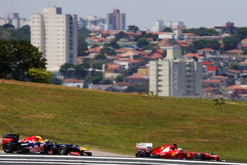 Vettel y Alonso juntos en la pista de Interlagos
