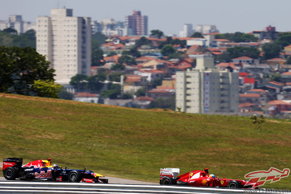 Vettel y Alonso juntos en la pista de Interlagos