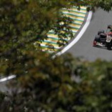 Romain Grosjean completa una vuelta más en Interlagos