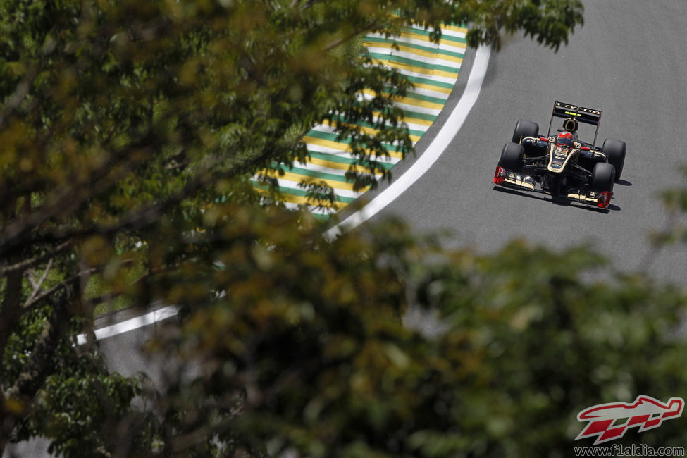 Romain Grosjean completa una vuelta más en Interlagos