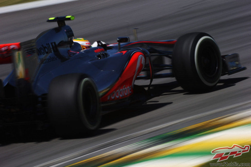 Lewis Hamilton a fondo en el GP de Brasil 2012