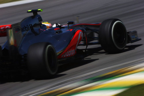 Lewis Hamilton a fondo en el GP de Brasil 2012