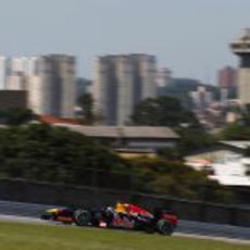 Sebastian Vettel rueda en los libres del GP de Brasil 2012