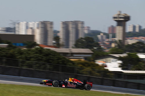 Sebastian Vettel rueda en los libres del GP de Brasil 2012