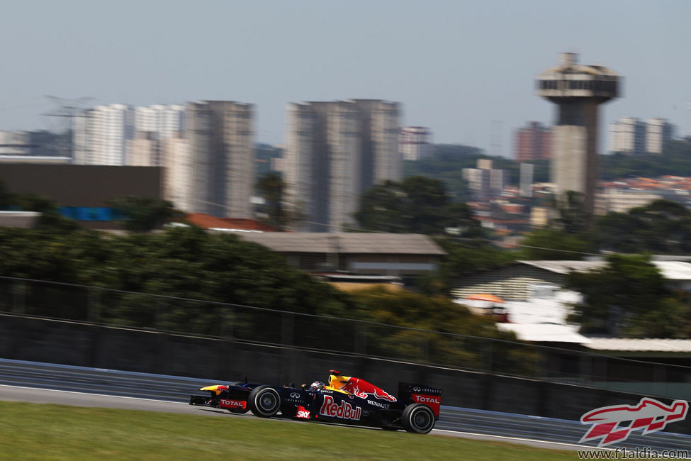 Sebastian Vettel rueda en los libres del GP de Brasil 2012