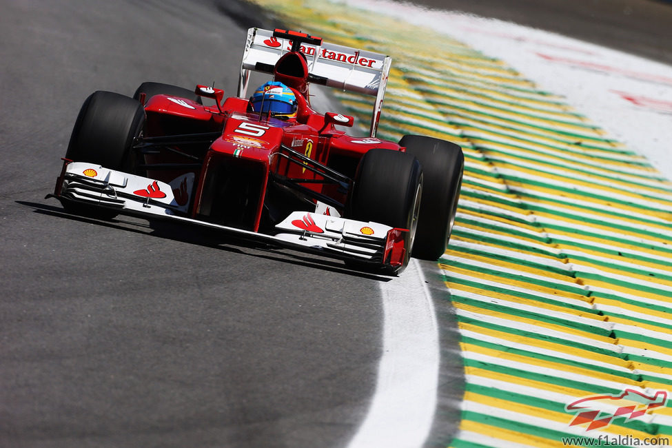 Fernando Alonso a los mandos del F2012 en el GP de Brasil 2012