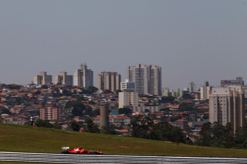 Massa en pista e Interlagos de fondo