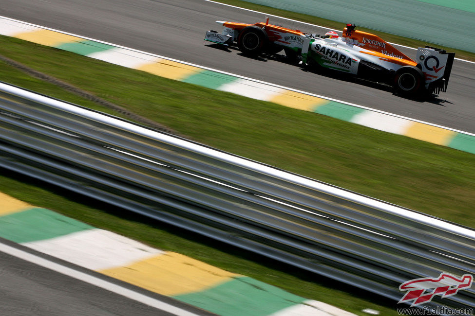 Paul di Resta prueba el ritmo del compuesto duro en Brasil