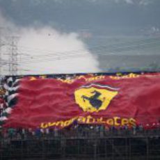 Gran bandera de Ferrari en Brasil 2012