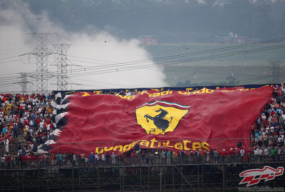 Gran bandera de Ferrari en Brasil 2012