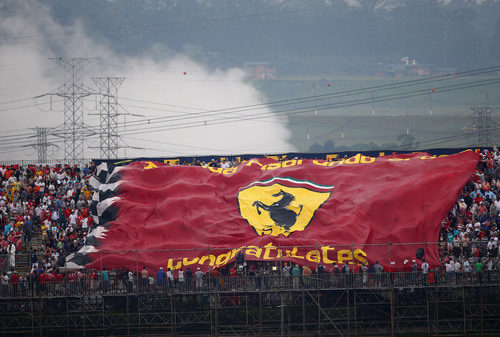 Gran bandera de Ferrari en Brasil 2012