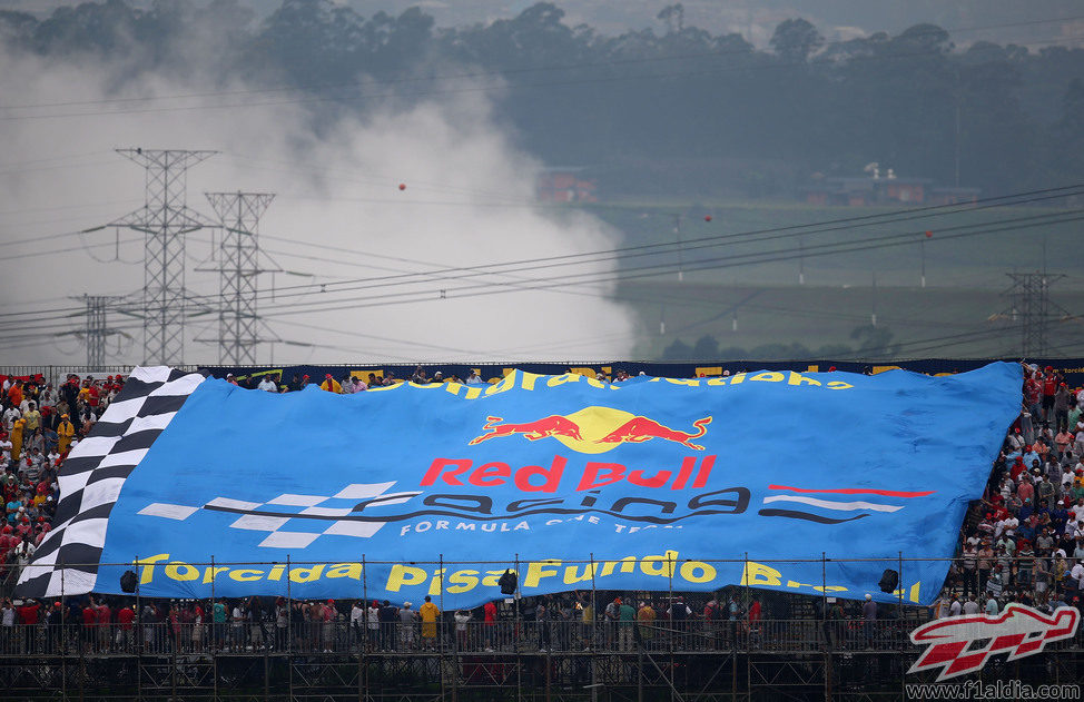 Gran bandera de Red Bull en Brasil 2012