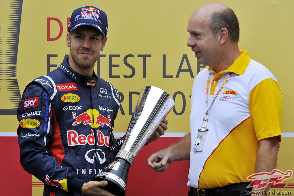 DHL entrega el premio a las vueltas rápidas 2012 a Sebastian Vettel