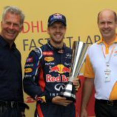 Vettel recibe el premio DHL de vueltas rápidas 2012