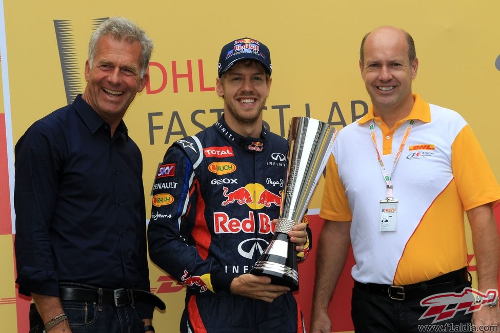 Vettel recibe el premio DHL de vueltas rápidas 2012