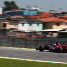 Daniel Ricciardo trata de mejorar los tiempos en Interlagos