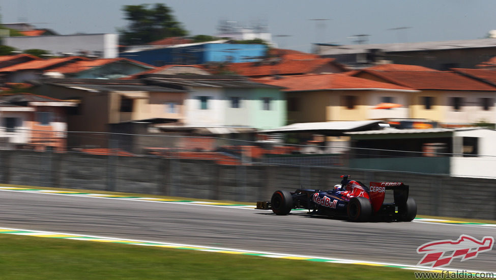 Daniel Ricciardo trata de mejorar los tiempos en Interlagos