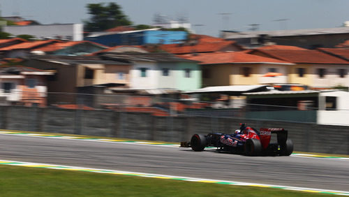 Daniel Ricciardo trata de mejorar los tiempos en Interlagos