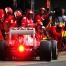 Parada en boxes de Felipe Massa en Brasil 2012